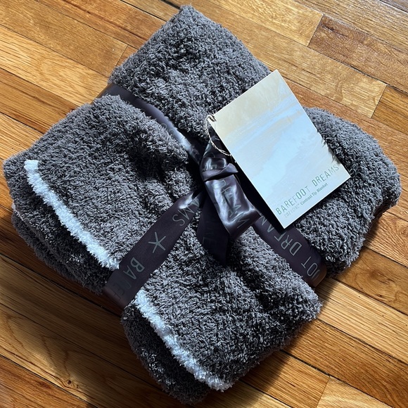 Barefoot Dreams Other - NWT - Barefoot Dreams throw blanket